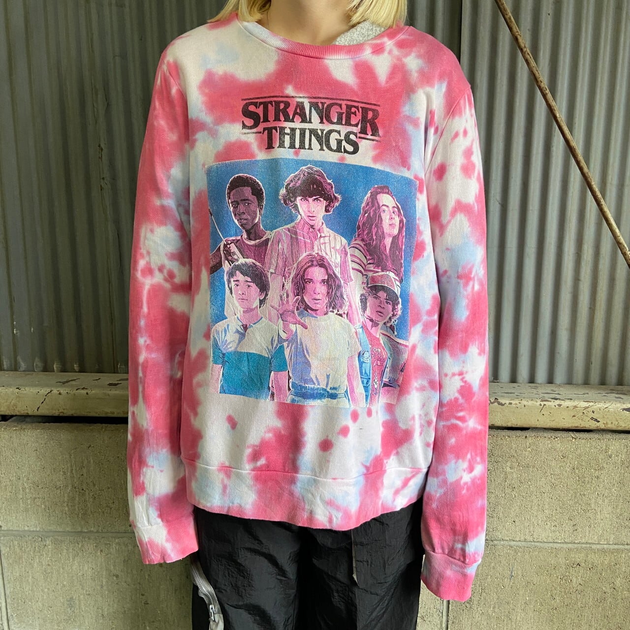 STRANGER THINGS ストレンジャーシングス タイダイ プリント スウェットシャツ メンズXL 古着 NETFLIX ネットフリックス  ムービー ドラマ トレーナー ピンク【スウェット】【SW20】【AN20】 | cave 古着屋【公式】古着通販サイト