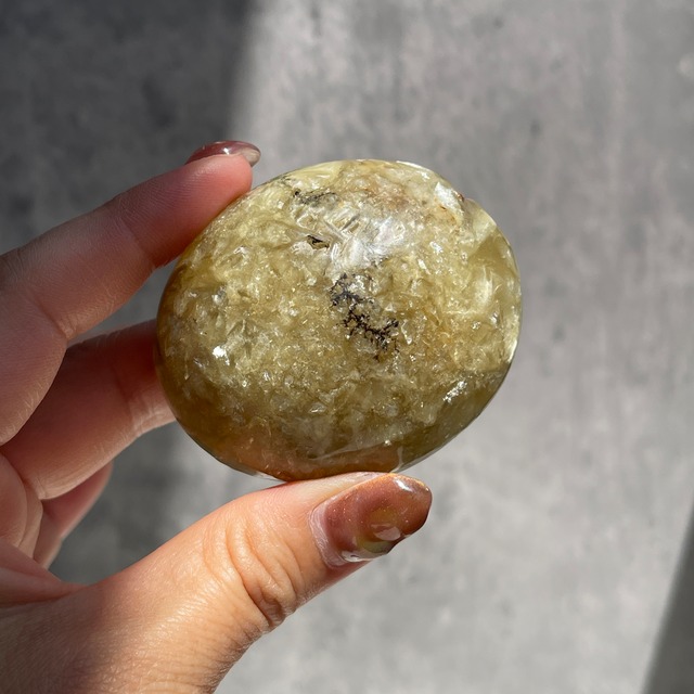 マダガスカル産 ゴールデンマイカクォーツ パームストーン 50×58.5×33mm 天然石 一点物