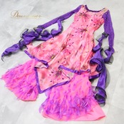 社交ダンス 衣装 ジャズ ラテン パンツ ズボン ダンスウェア フロート 羽 フェザー ピンク 紫 柄 模様 パーティ 発表会 ピンク系 パープル系 豪華 おしゃれ イベント ダンスパフォーマンス パンツスタイルショー用 フリル