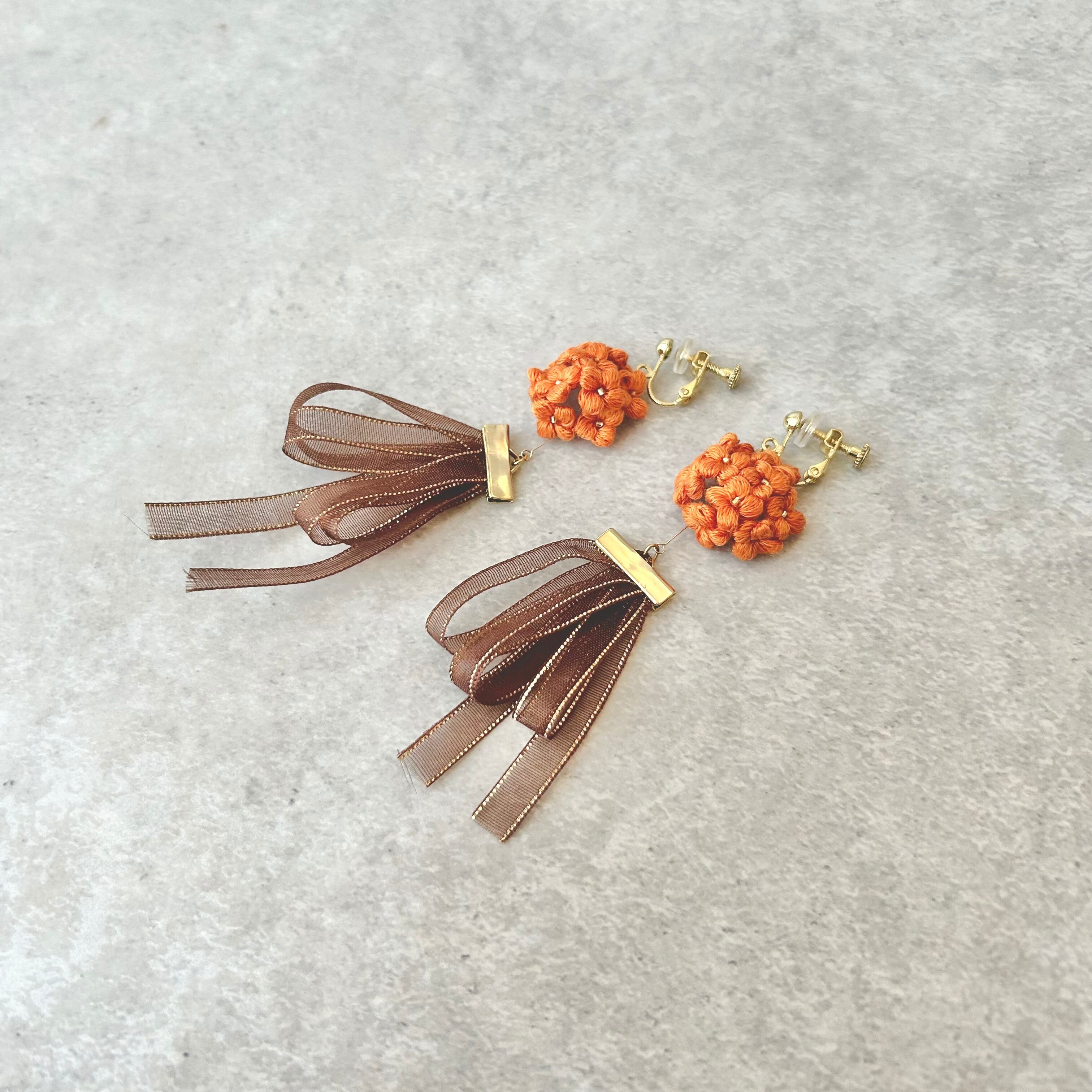 耳飾り 秋の耳飾り 金木犀×リボン ❁⃘ 刺繍編みのお花のクロッシェ