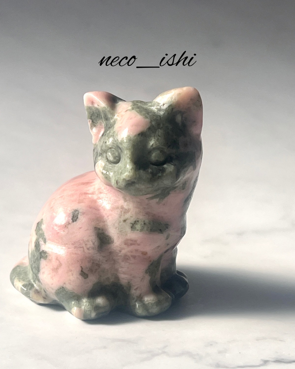お座り猫ちゃん ロードナイト 天然石/開運/パワーストーン/友愛/人間関係を豊かにする/愛を深める/グリーン/ピンク | neco_ishi ...