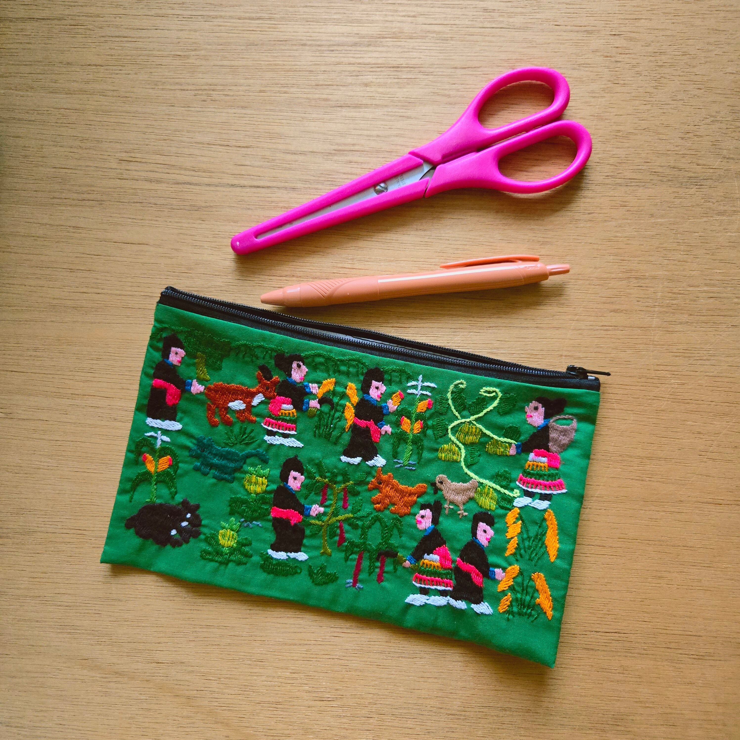 ラオス モン族手刺繍ポーチM | gururi