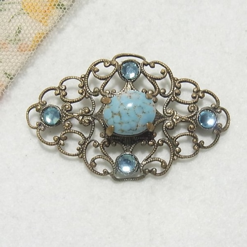ターコイズガラスの石の透かしデザインのブローチ　ヴィンテージブローチのセール通販  10599B
