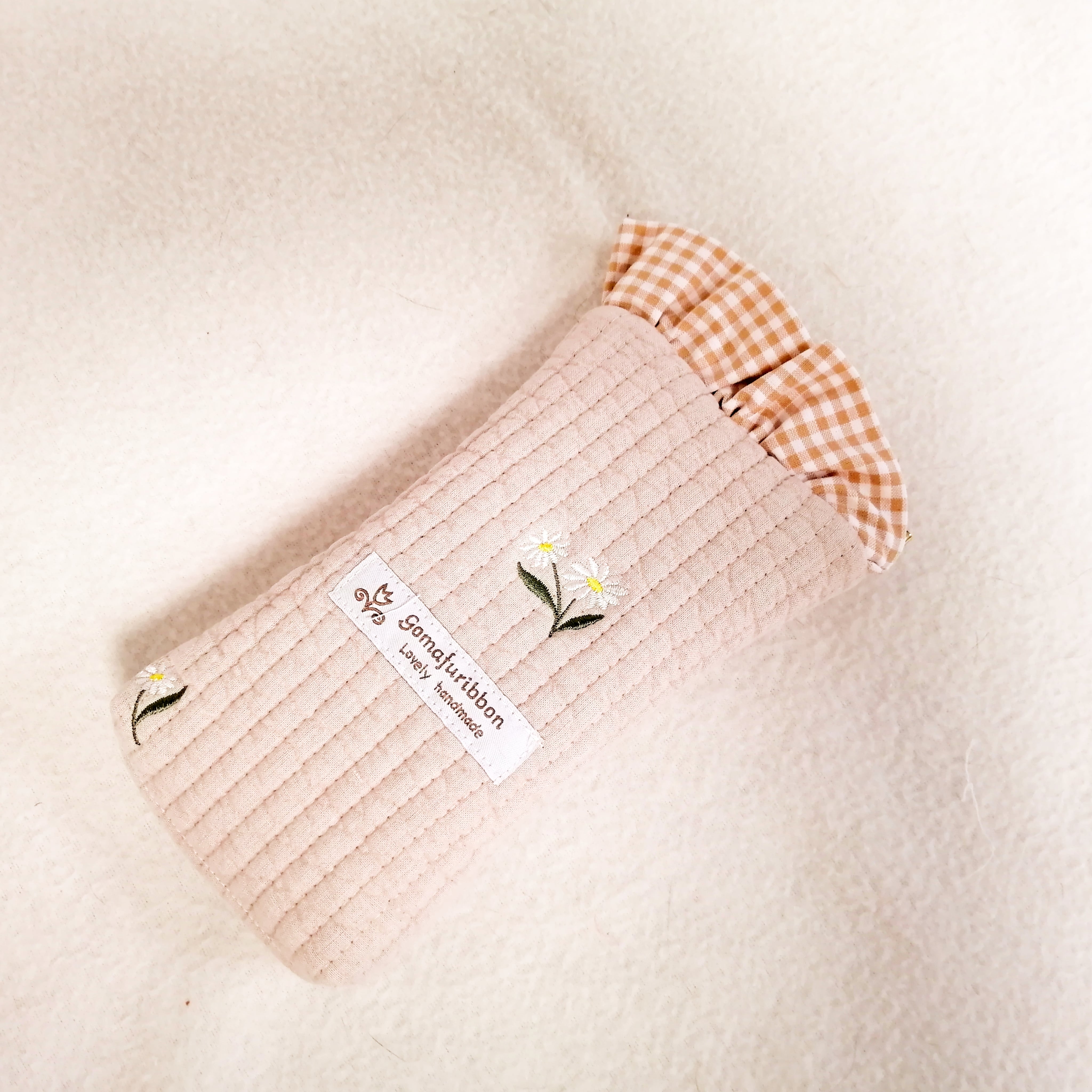 ほんわりフリルのめがねポーチ ヌビキルト バネ口 ギンガムチェックフリル ベージュ フラワー