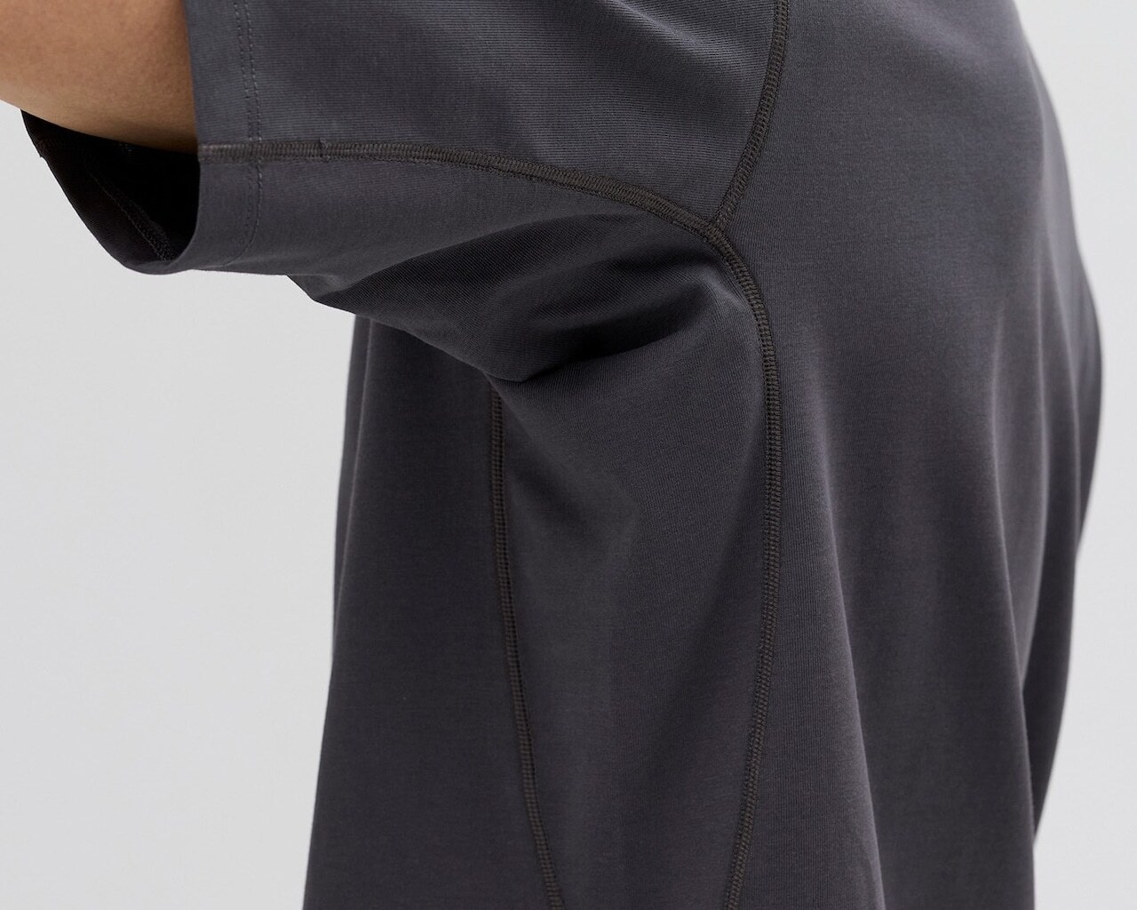 AEREN T-SHIRT_CHARCOAL