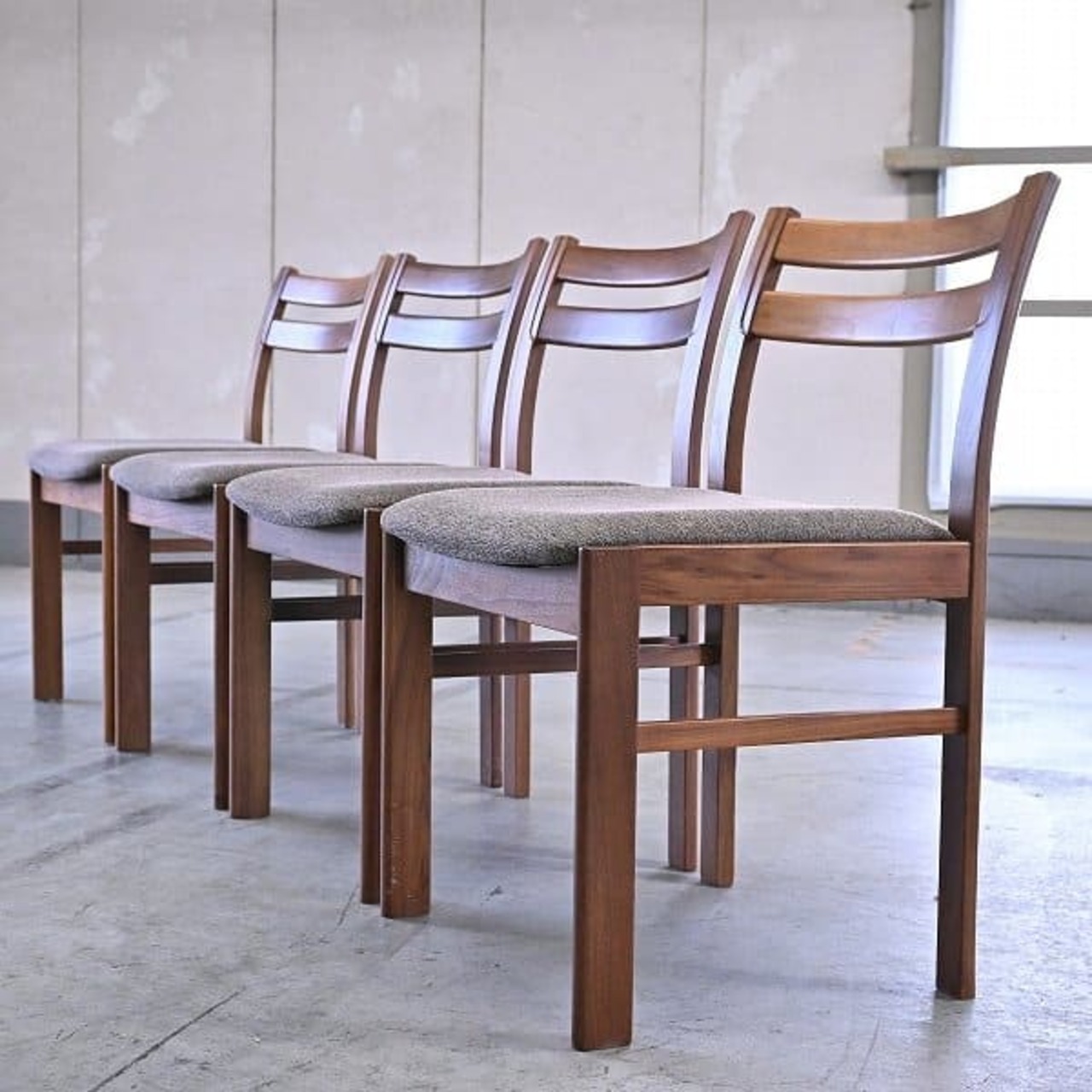 秋田木工「261」ダイニングチェア4脚セット ウォールナット無垢材 IDC大塚家具 食堂 椅子 ナチュラルテイスト【中古家具/中古インテリア/USED家具ユーズド家具/リサイクル】