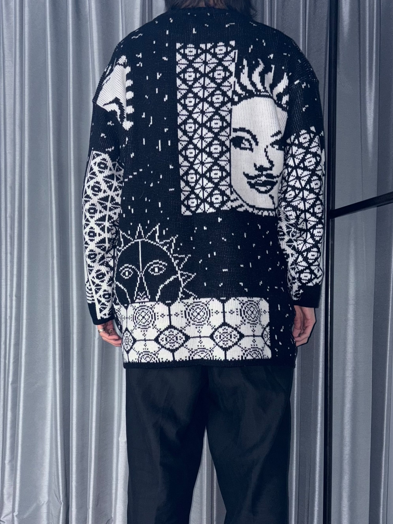 “Sun Face” pattern monotone knit sweater