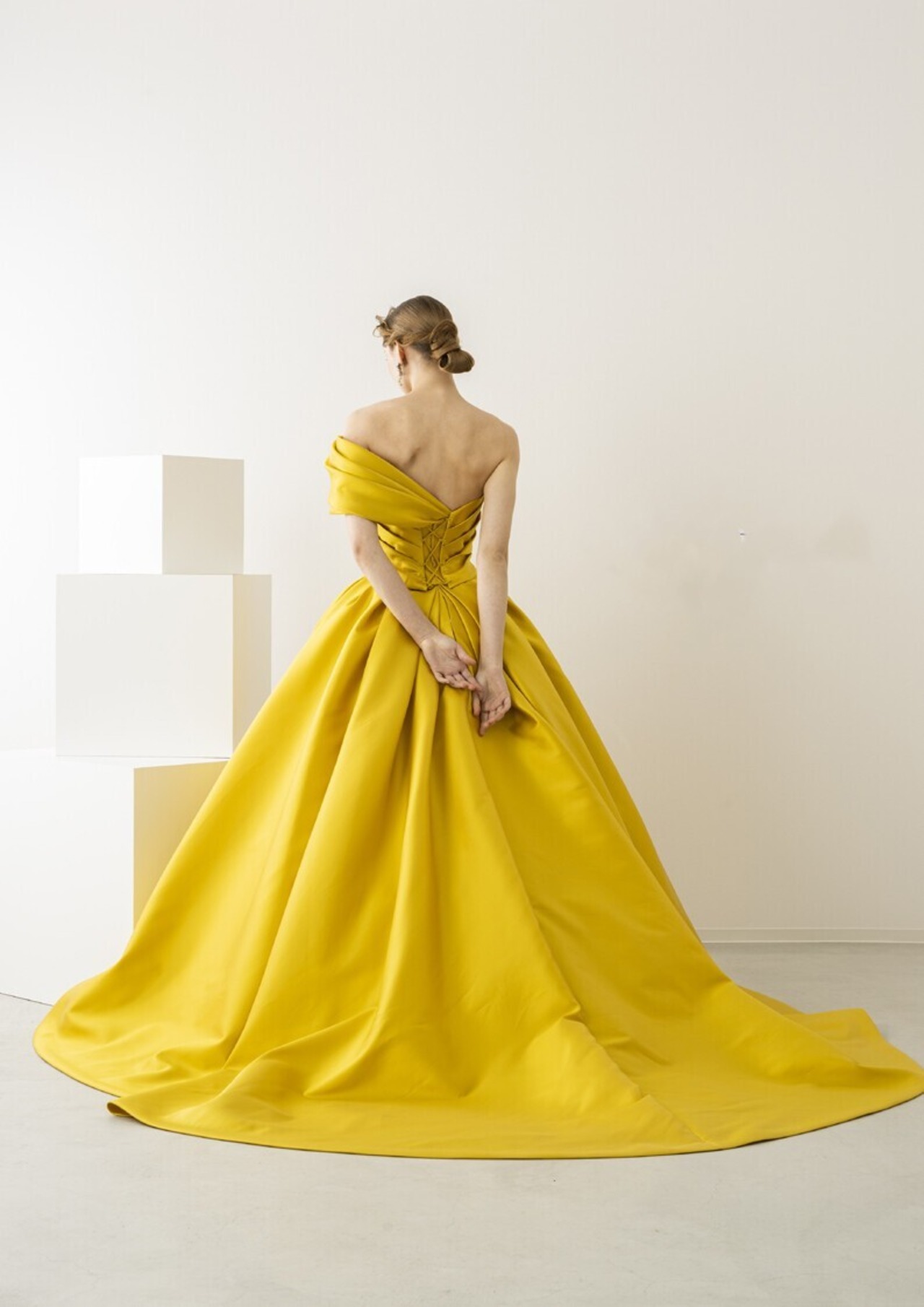 抜群のおしゃれ見え カラードレス イエロー Vネック 豪華なバック  