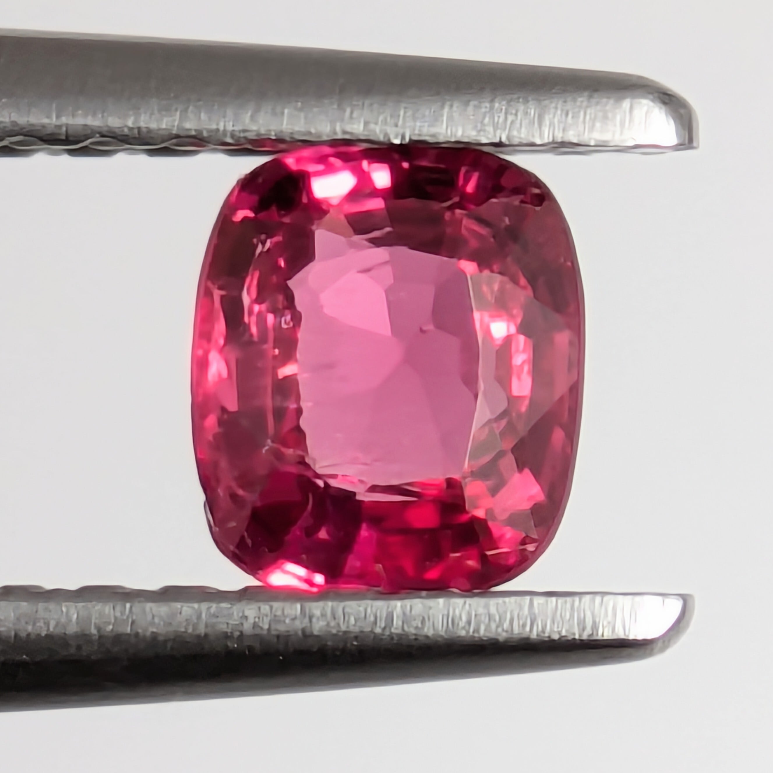 ホットピンクスピネル ルース ミャンマー・モゴック産 【0.40ct