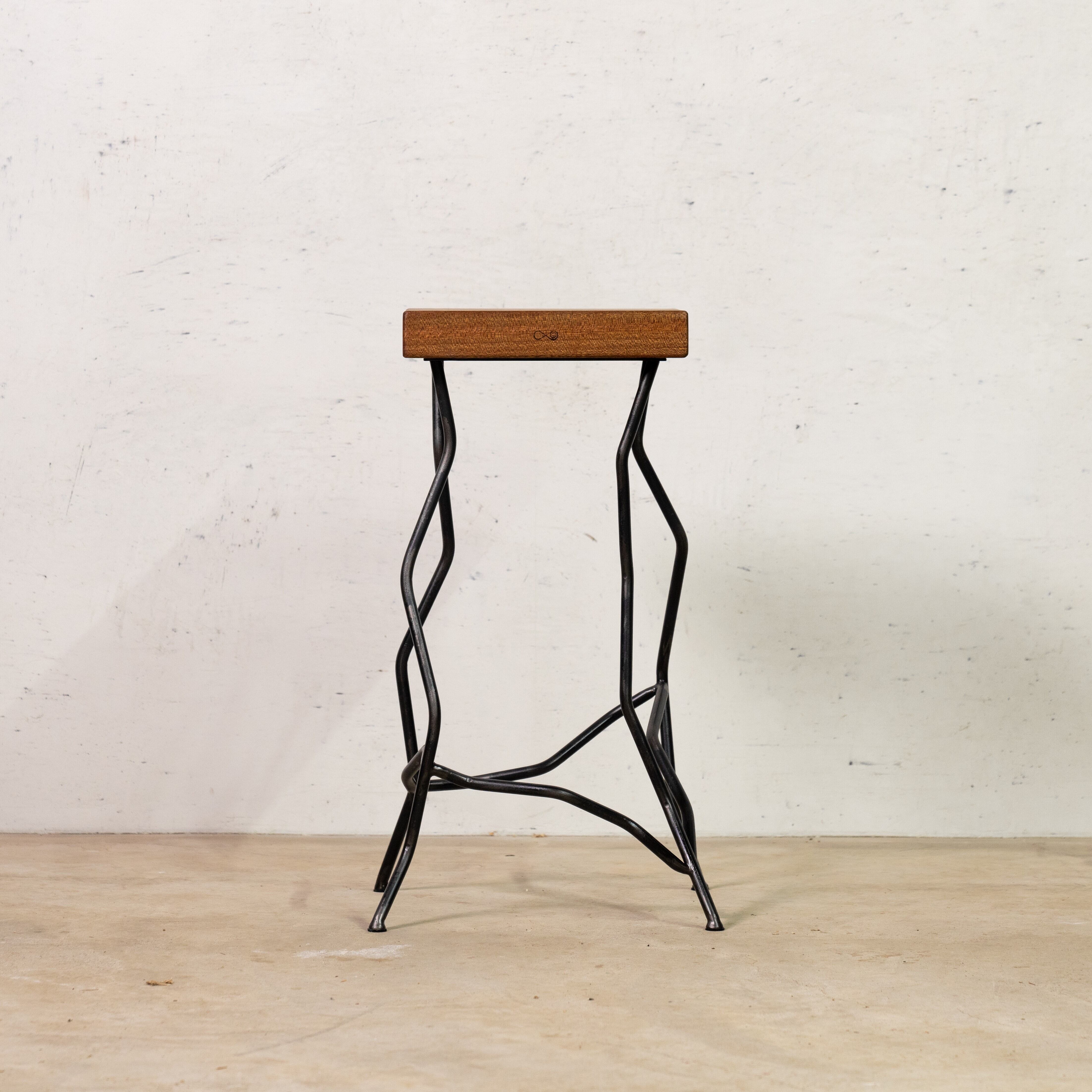 60cm 胡桃のアイアンスツール（Novo）| 天然木 アイアン家具