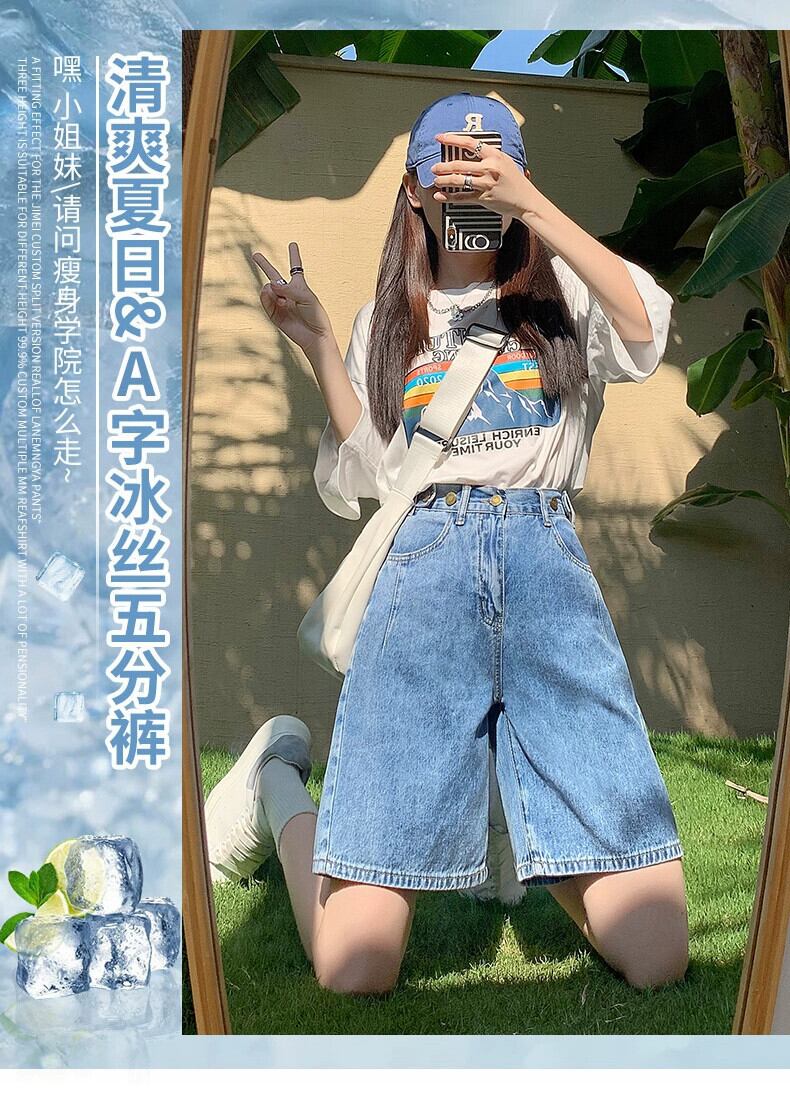 夏のダークブルーのハイウエストデニムショートパンツ、小さな女性、洋