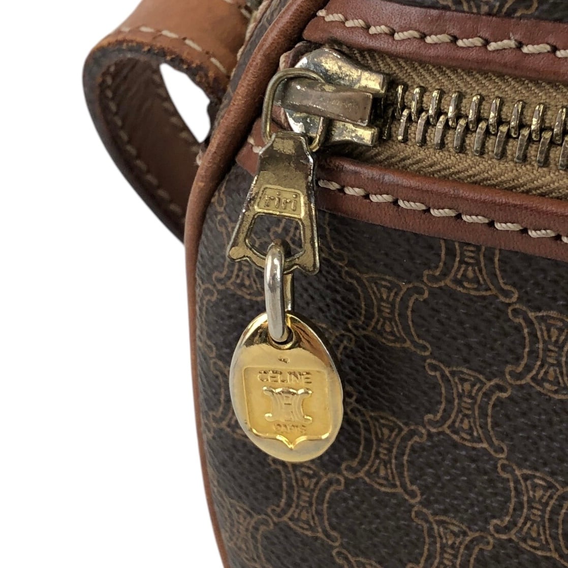 CELINE(セリーヌ) ショルダーバッグ - ダークブラウン がま口/型押し加工 レザー CELINE セリーヌ マカダム ショルダーバッグ ブラウン ガンチーニ PVC