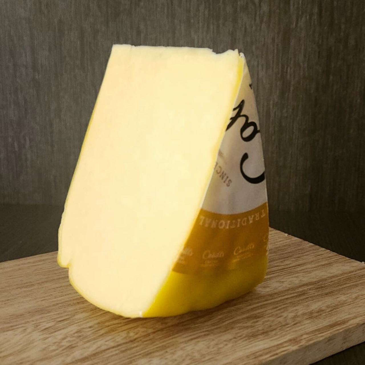 ケーヒルズ アイリッシュ ウイスキー グラスフェッド チェダー チーズアイルランド ジェムソン200g Cahills Ireland Original Irish Whiskey Grassfed Cheddar Cheese 200g