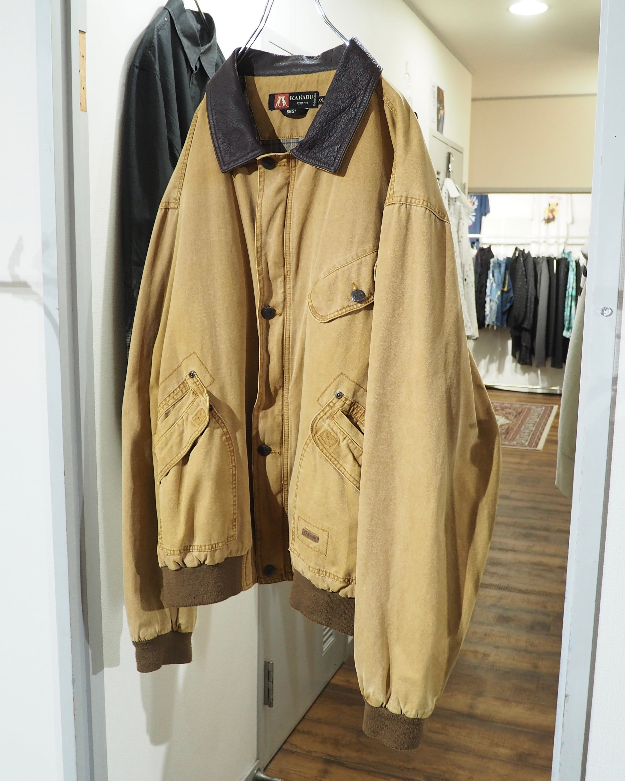 " KAKADU " Beautiful Fade Camel × Leather Collar switching Vintage Loose Duck Jacket