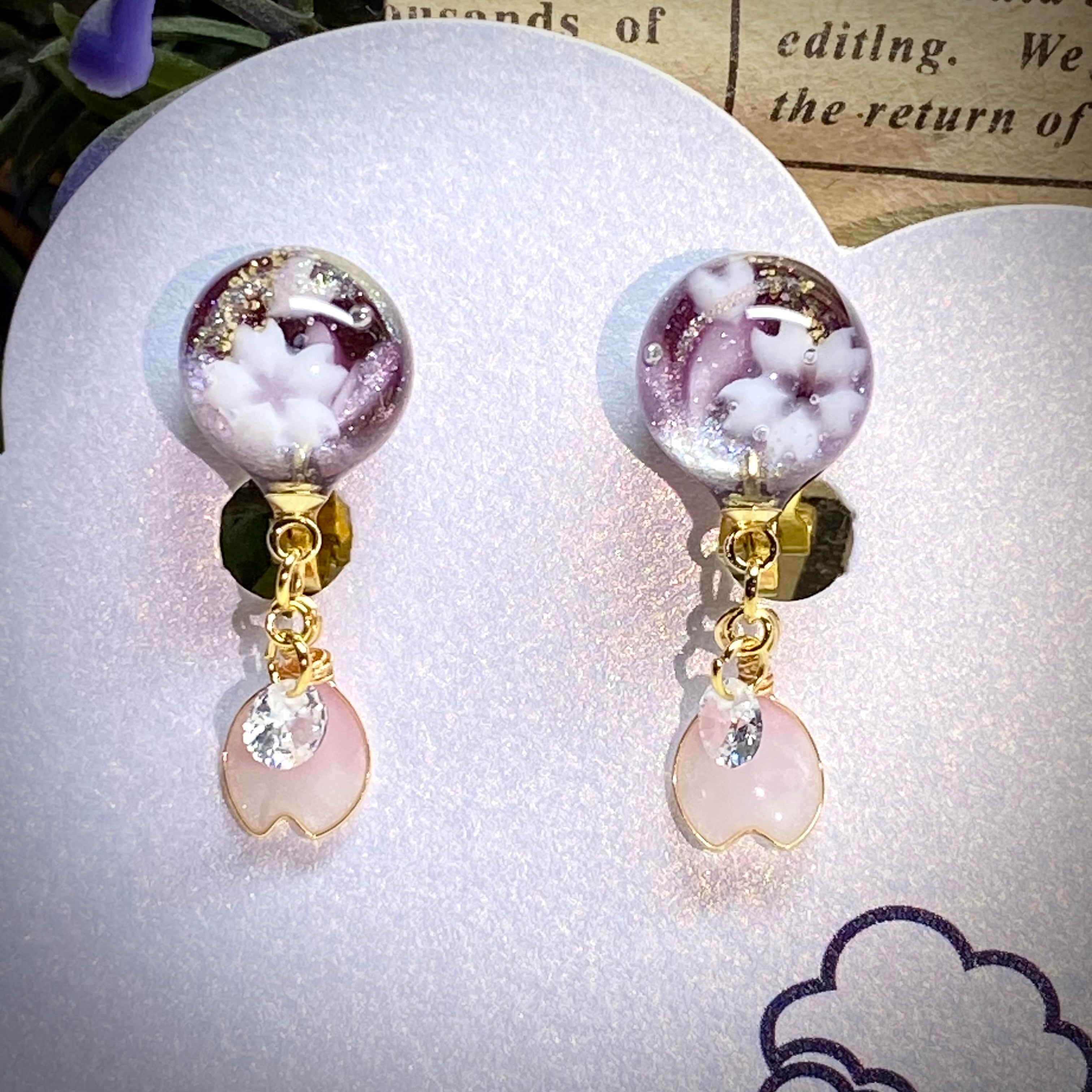 レジンクリップ式イヤリング 揺れる桜とキュービックジルコニア 小さめ/レッド