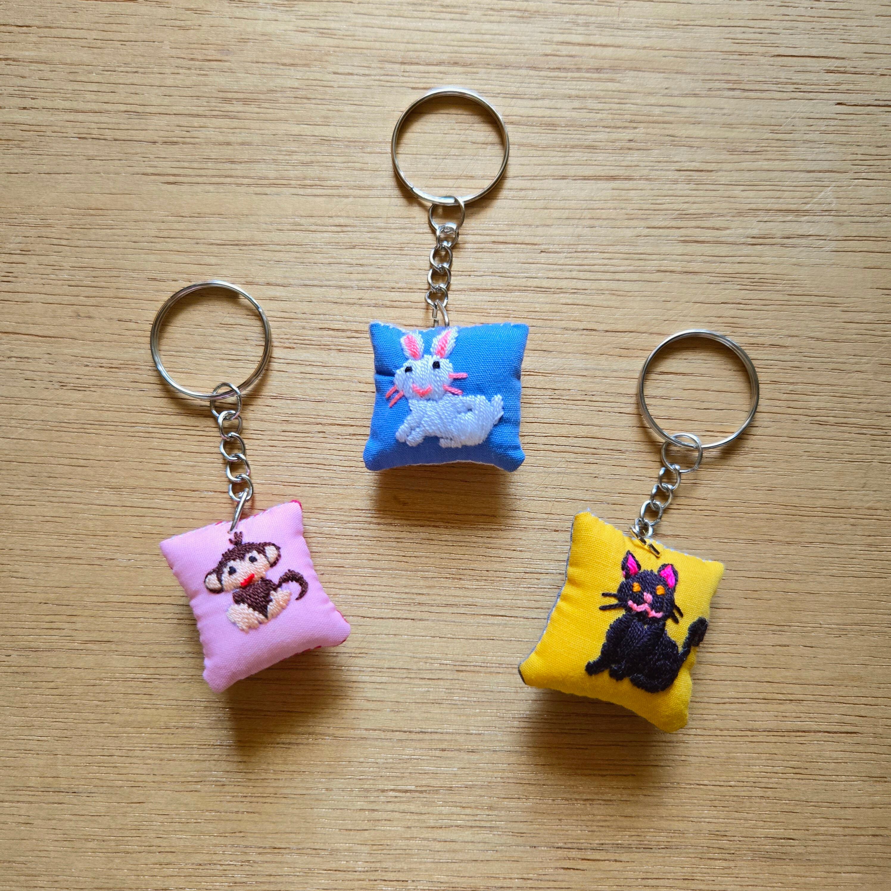 ラオス ゆる手刺繍キーホルダー | gururi