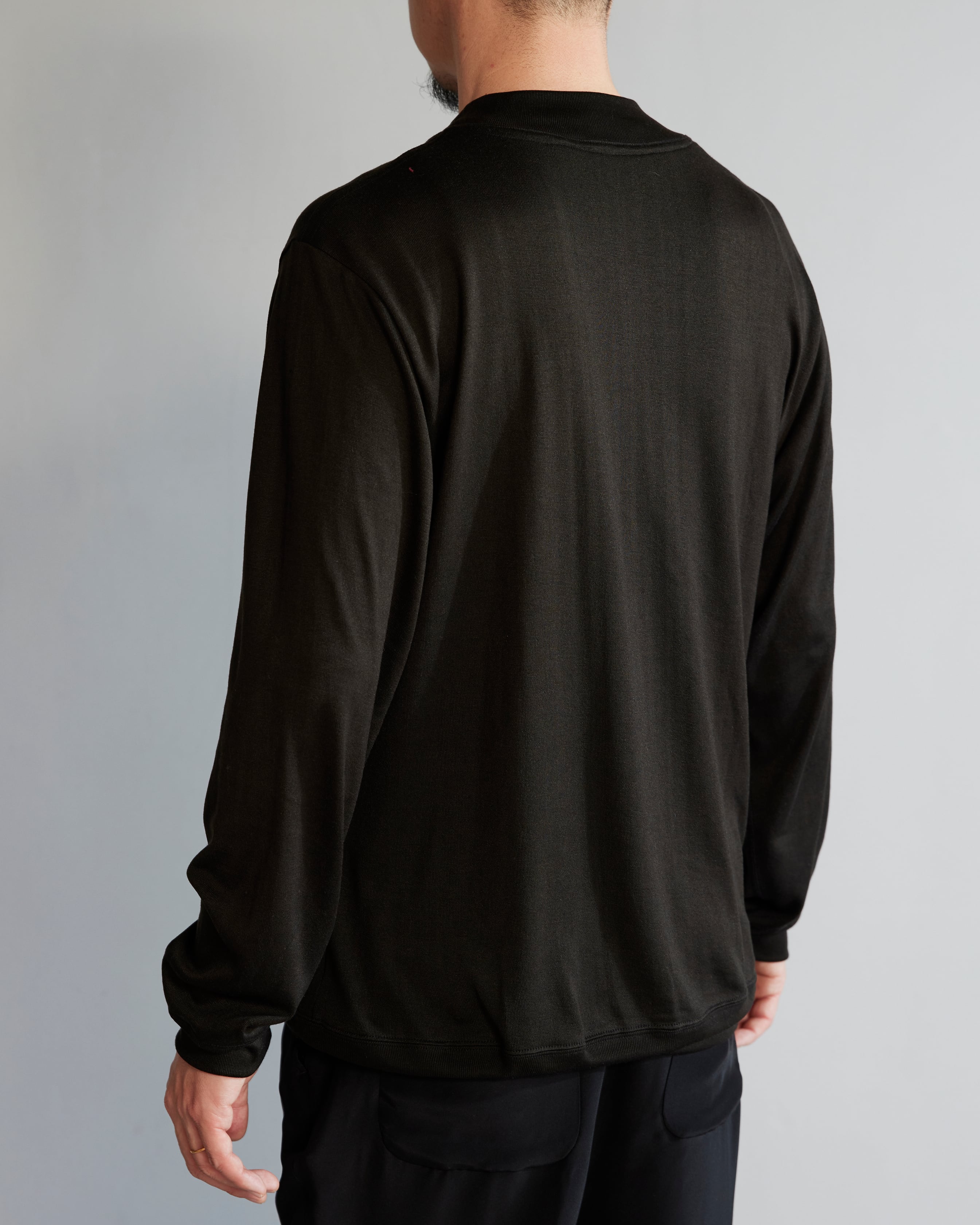 Nu Life in Silk モックネックニットT Black | Basara