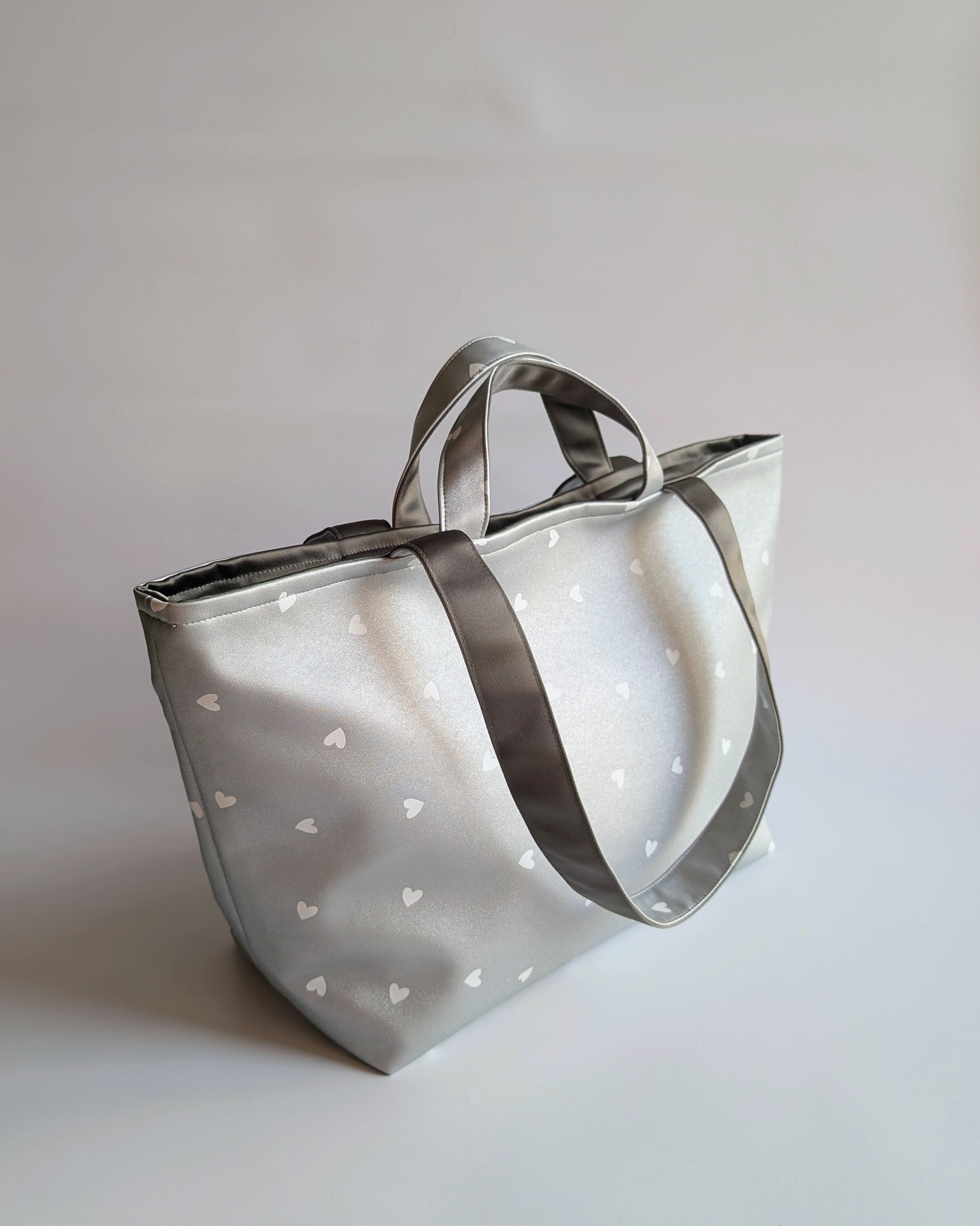 チャーム付き Kirara BIG tote Bag（シルバー×白ハート） | IrodorI