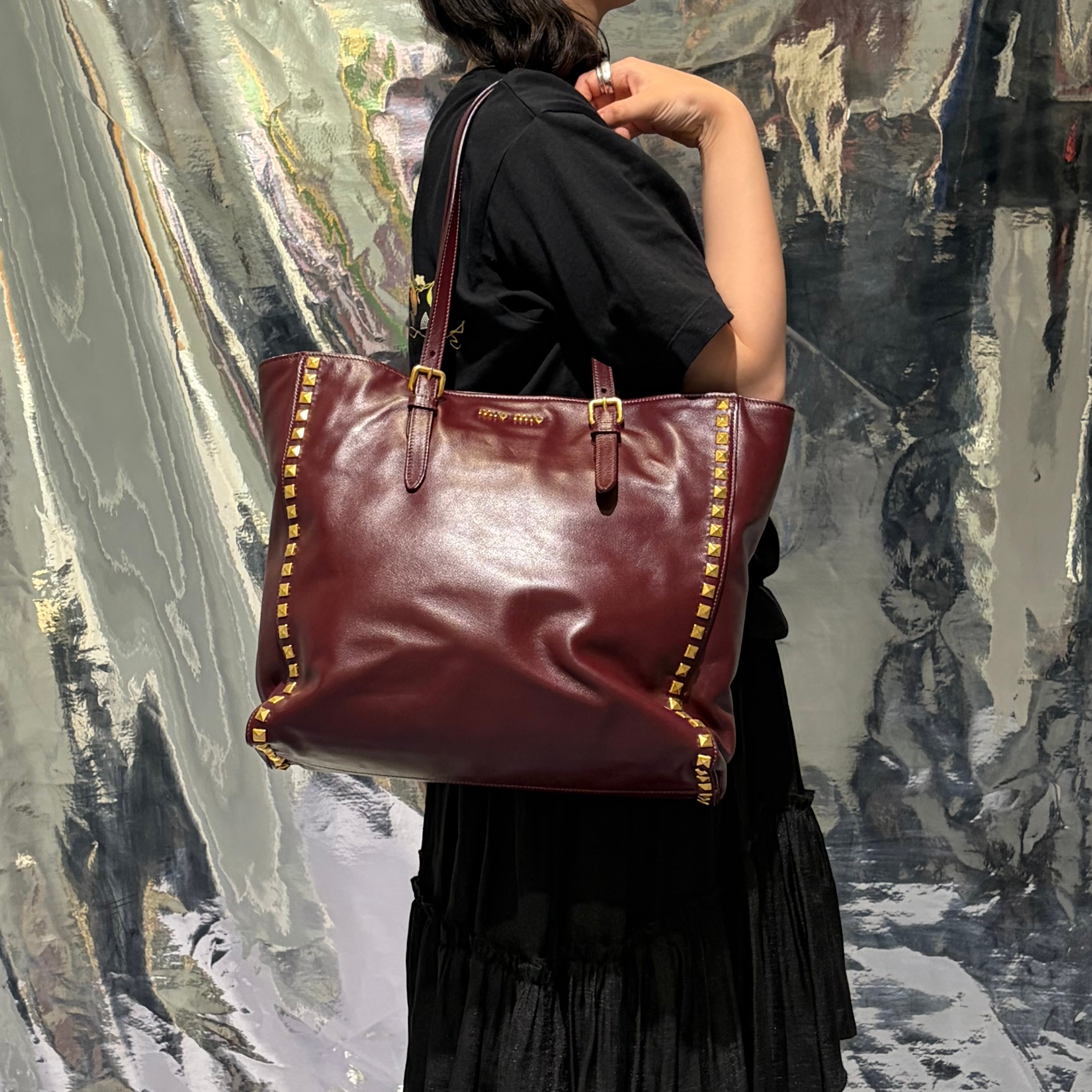 MIUMIU スタッズ レザー トートバッグ ミュウミュウ | 2122TOKYO