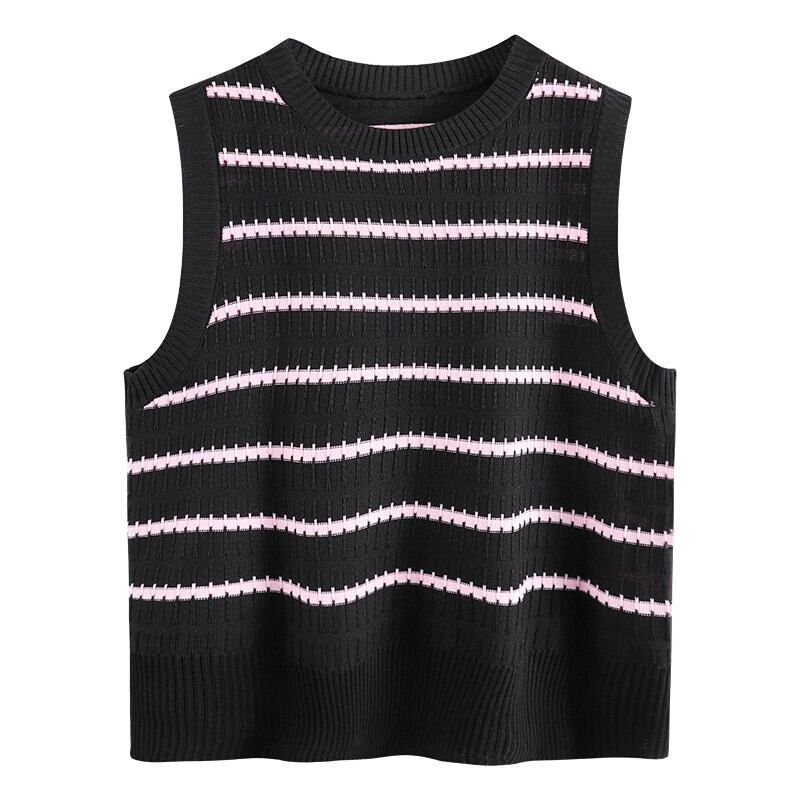 有能でシックで見事なストライプのニットベストの女性。甘辛な夏の