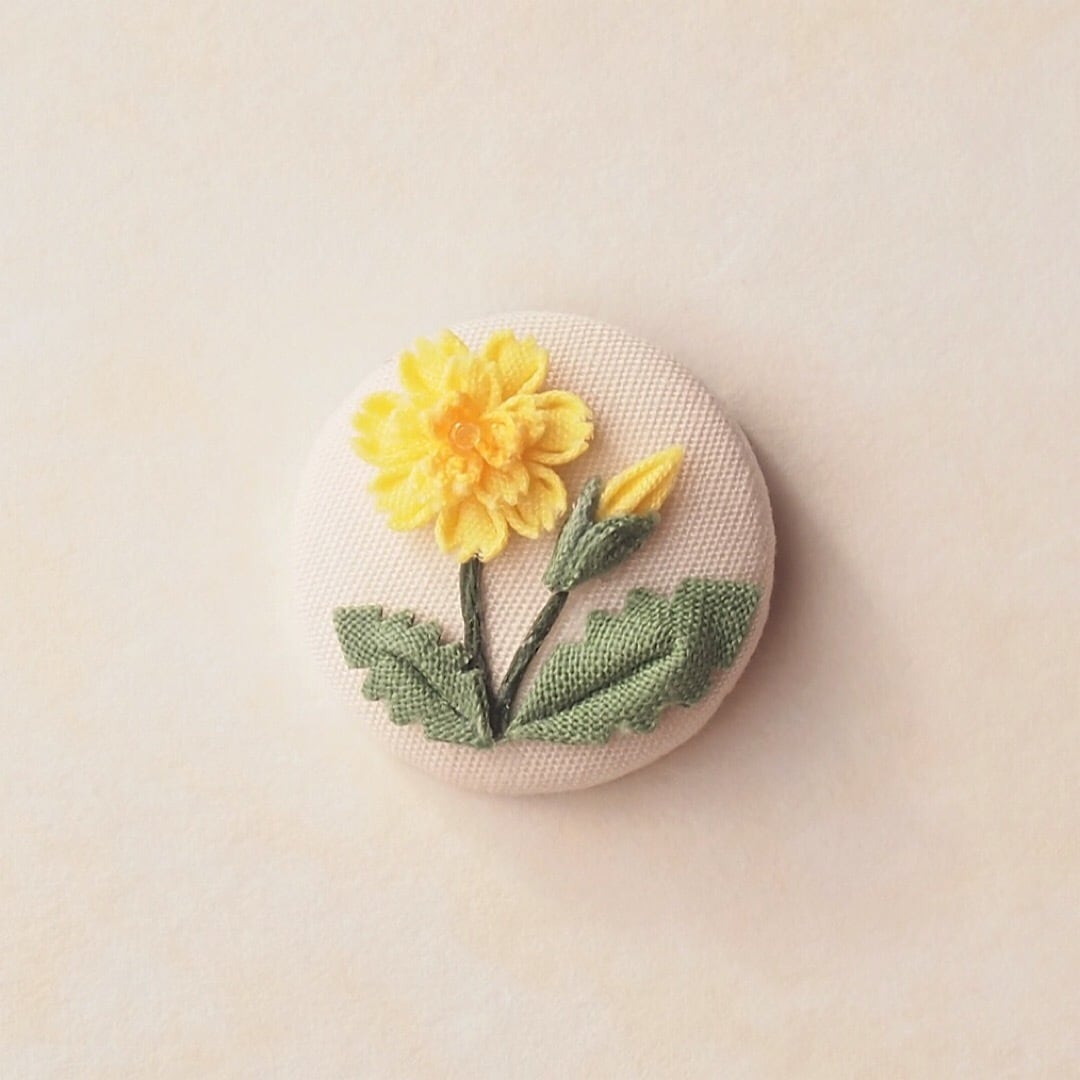 つまみ細工 たんぽぽのくるみブローチ 】---- フラワー/誕生日/記念日