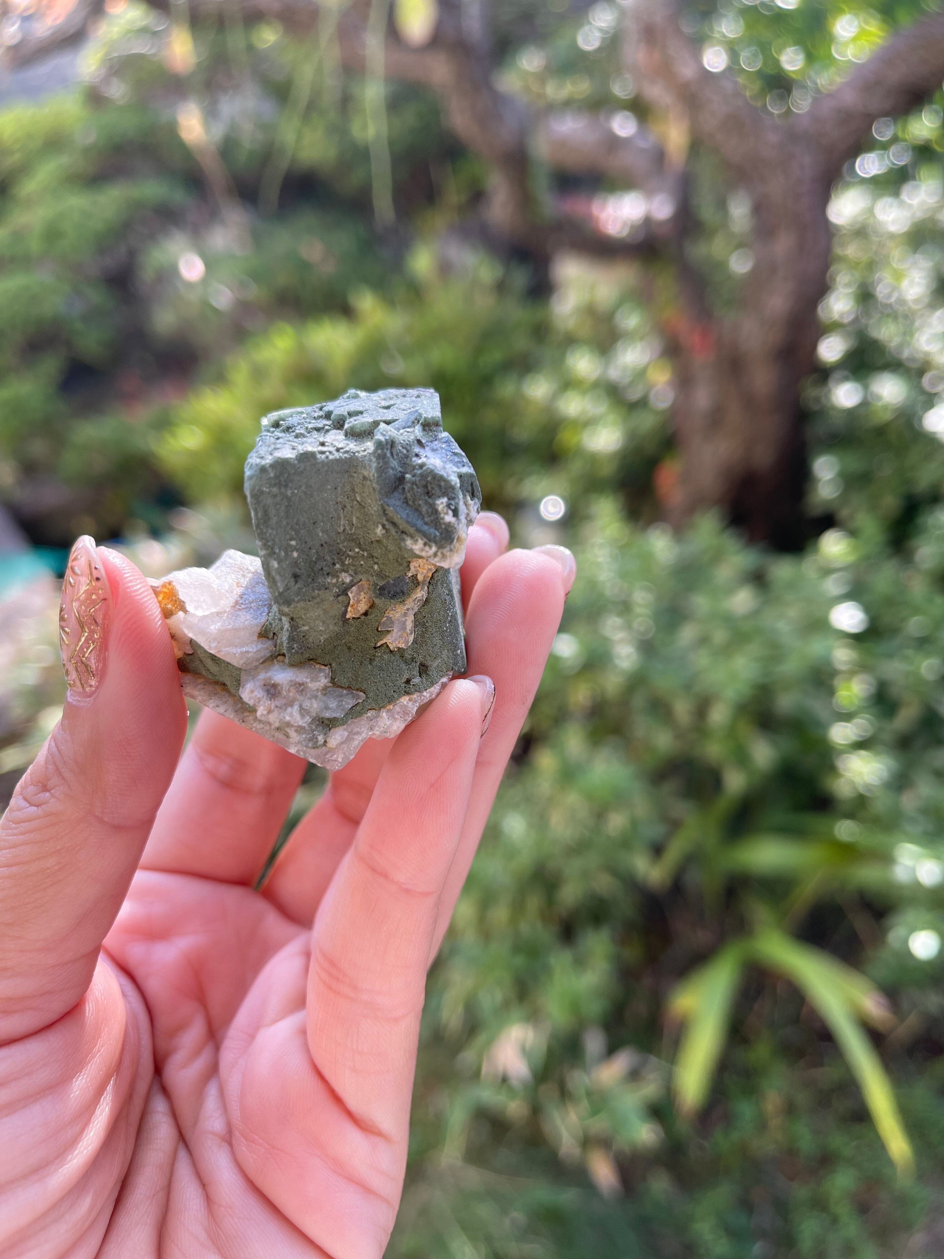 Feldspar (Epidote） / 長石(エピドート共生)