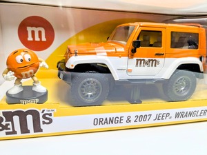 【JADA TOYS 1/24 エムアンドエムズ オレンジ フィギア ＆ ジープ ラングラー 2007 JEEP WRANGLER M & M’s Orange 】〚アメリカン雑貨 アメトイ〛