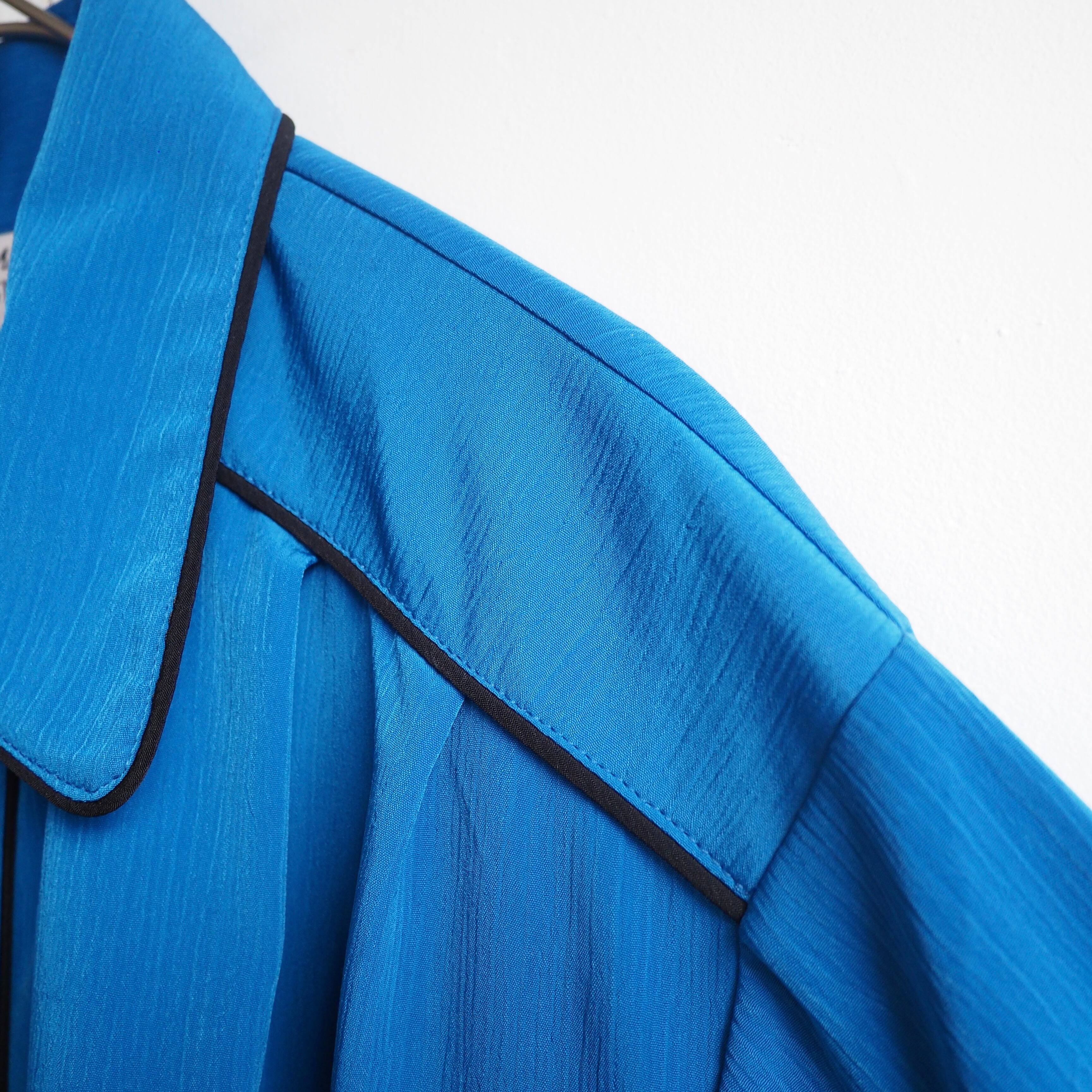 1990s Beautiful Turquoise Blue color vintage Drape loose pleats shirt (made in USA)