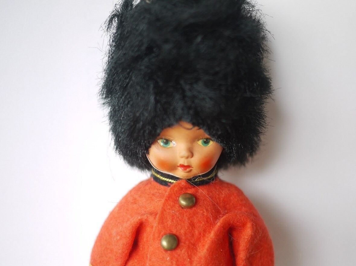 ロンドン近衛兵人形 ドイツヴィンテージドール こりすのパン屋base店 世界の蚤の市 ひとつだけの宝物