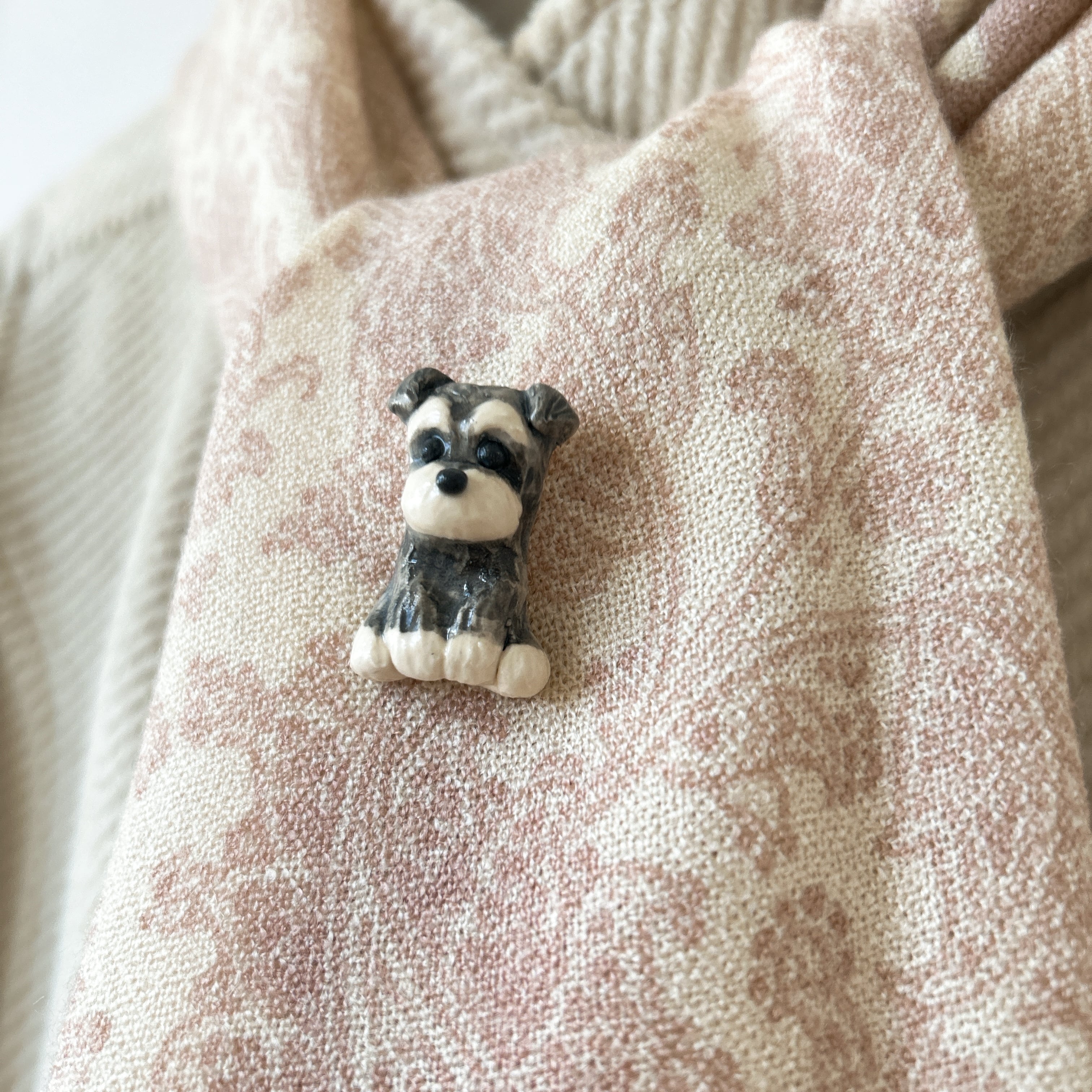 ミニチュアシュナウザーのブローチ(濃いグレー)