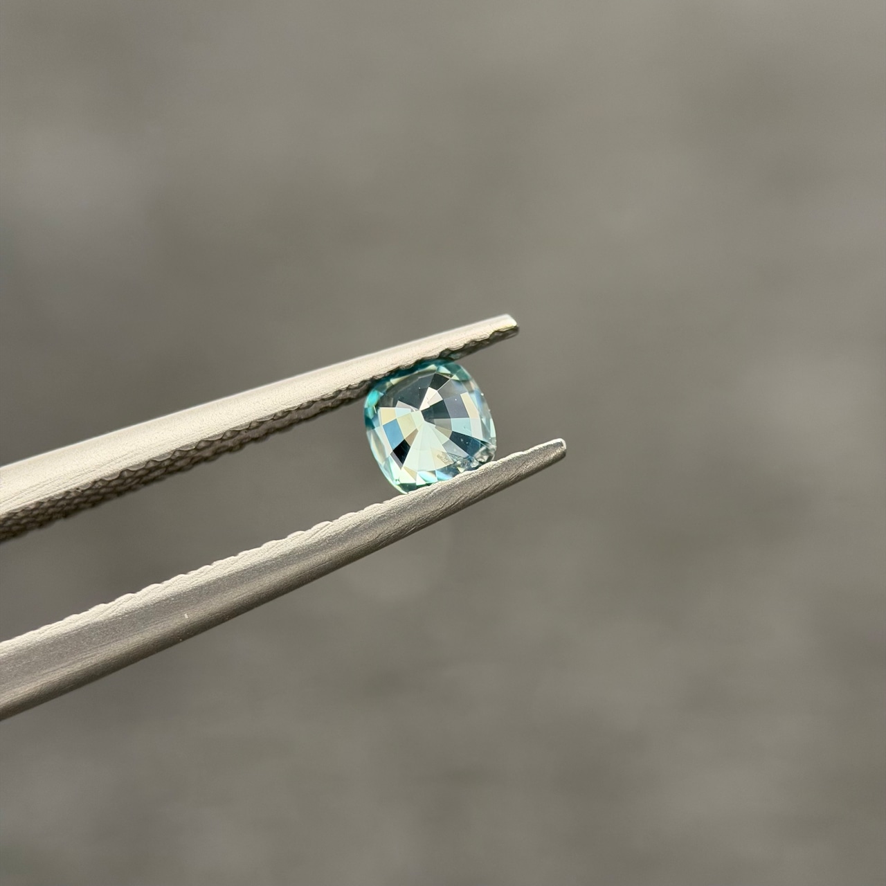 カラーチェンジジルコン 4.2x3.9mm, 0.43ct, ミャンマー産