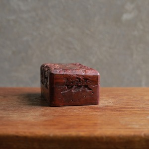 ゴールドのゾウが見守る木箱 2