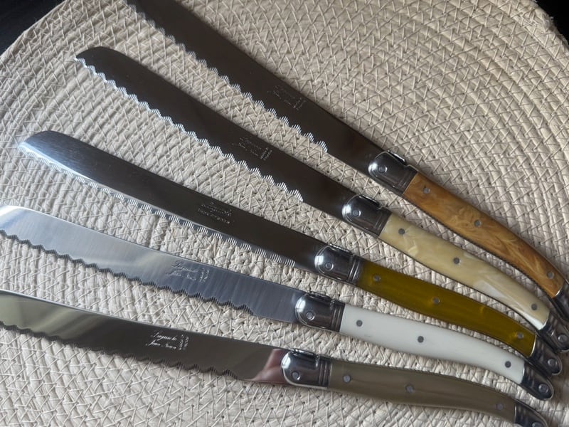 パン切りナイフLaguioleラギオールのブレッドナイフ グレーマーブル色