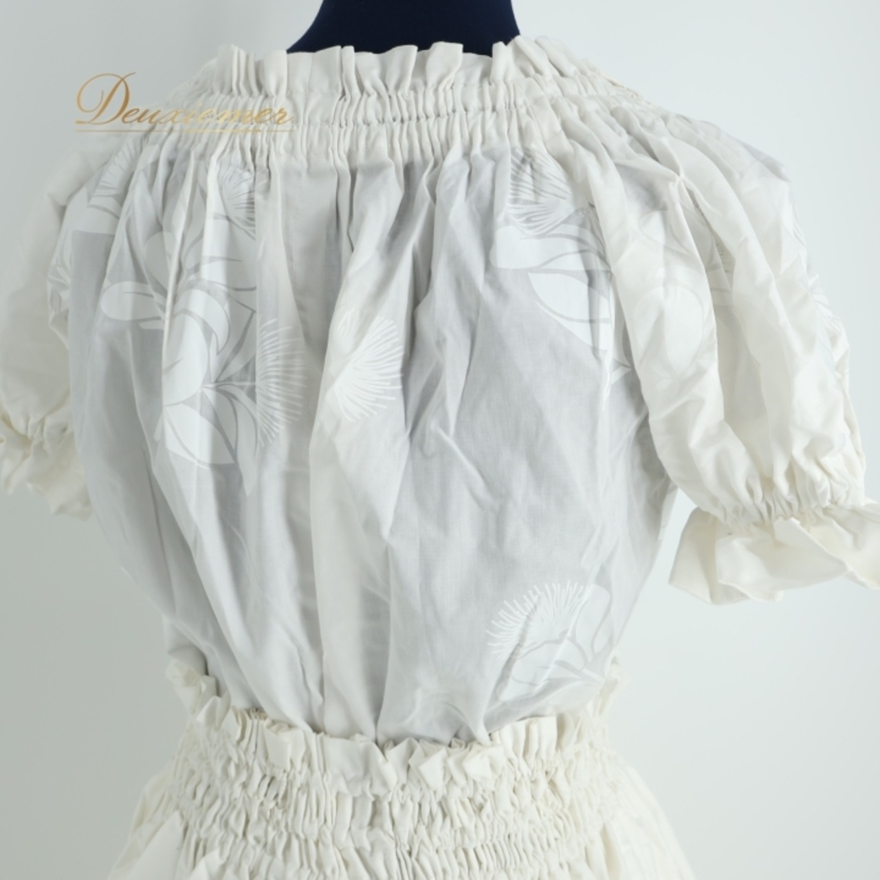 フラダンス 衣装ツーピース セットアップ 上下セット ホワイト系 レフア柄 白 トップス ブラウス パウスカート スカート 爽やか ハワイアン アロハ 華やか ハワイアンプリント