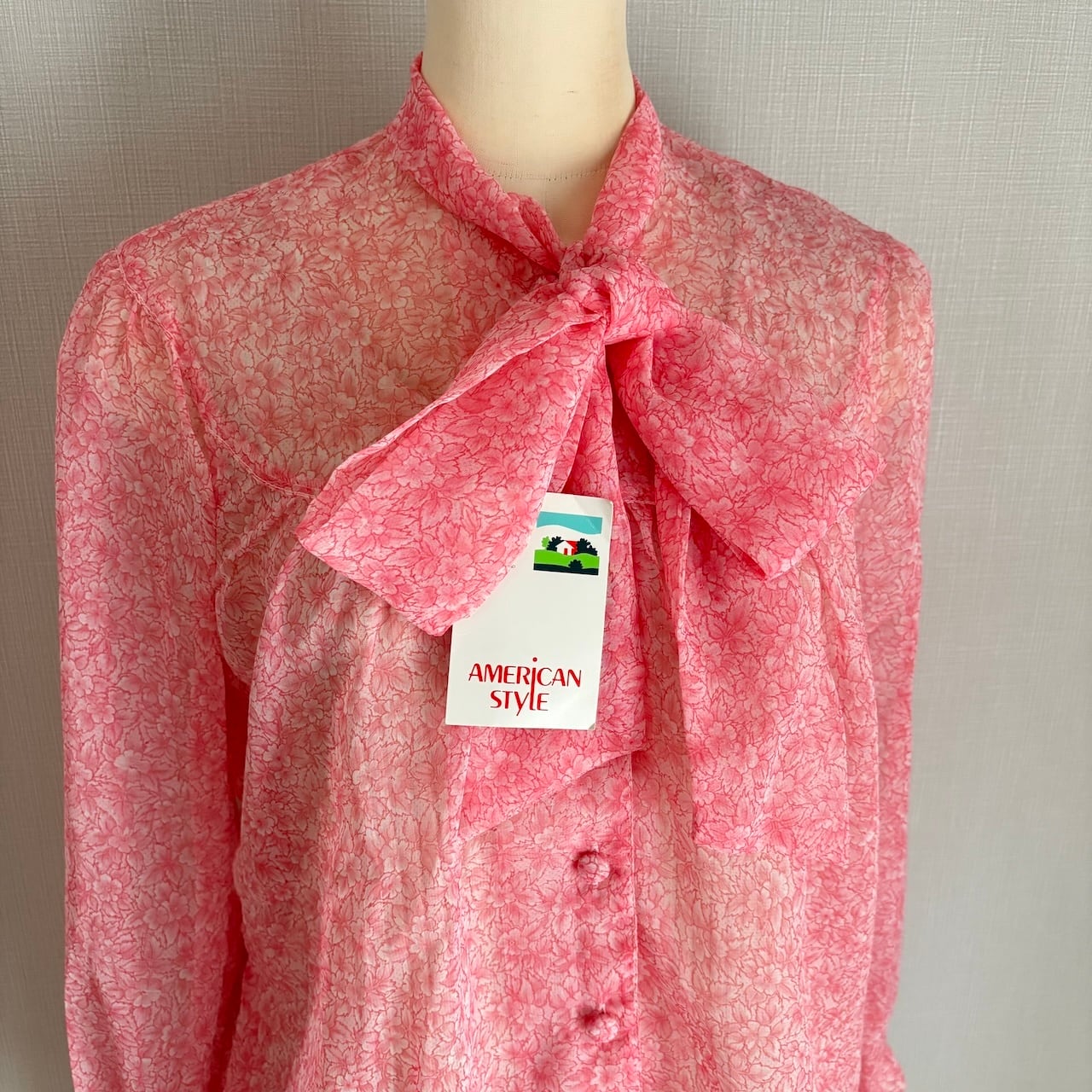 ヴィンテージ レトロポップ柄ボウタイブラウス シアー 赤 古着 タックデザイン 洋服 | 古着屋 Roinaz