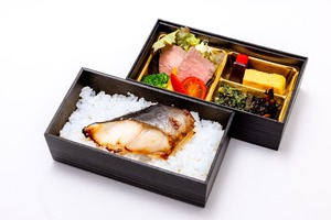 銀だら粕漬け焼とローストビーフ２段弁当