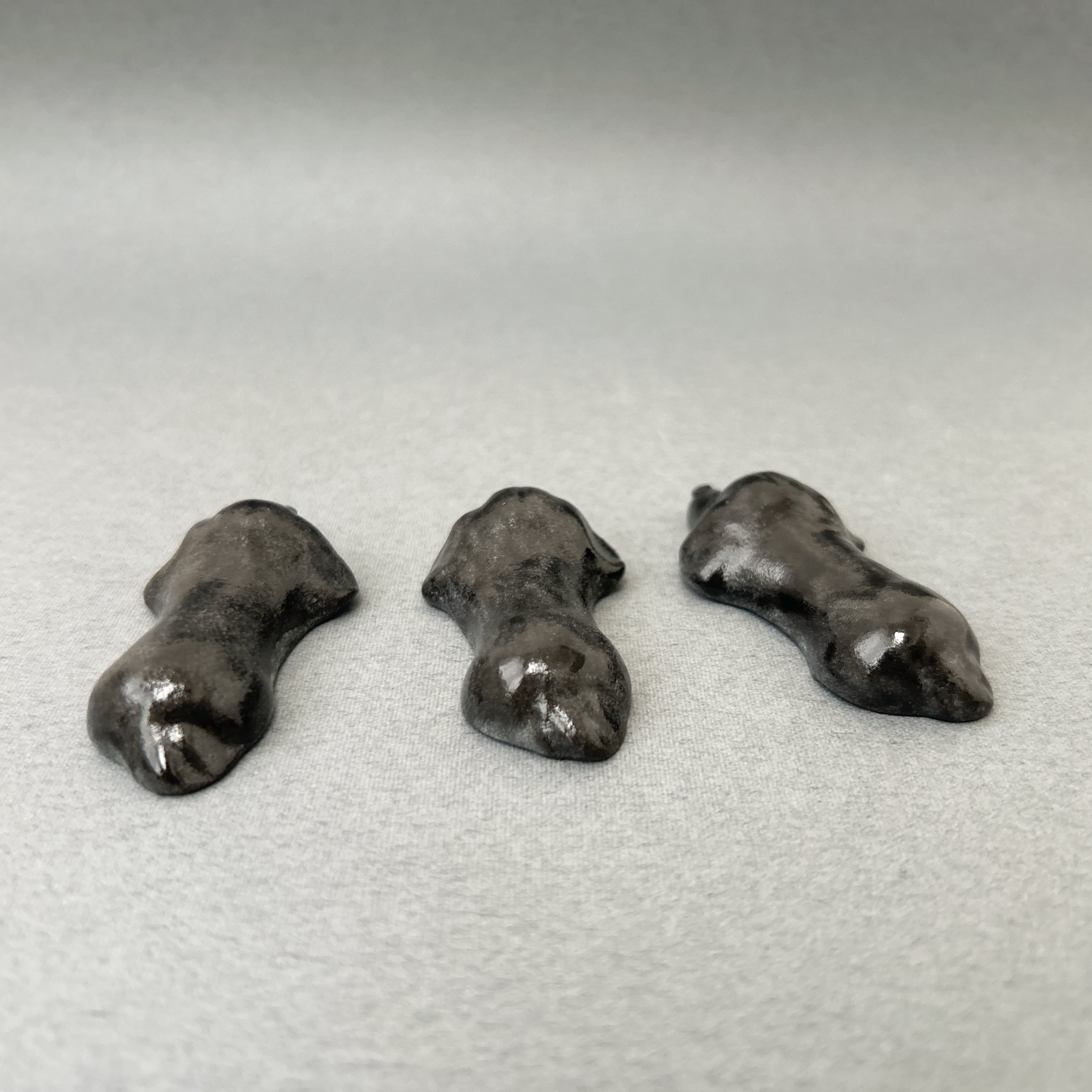 ダックス犬の箸置き（ブラックソリッド）伏せ | 陶器のことり
