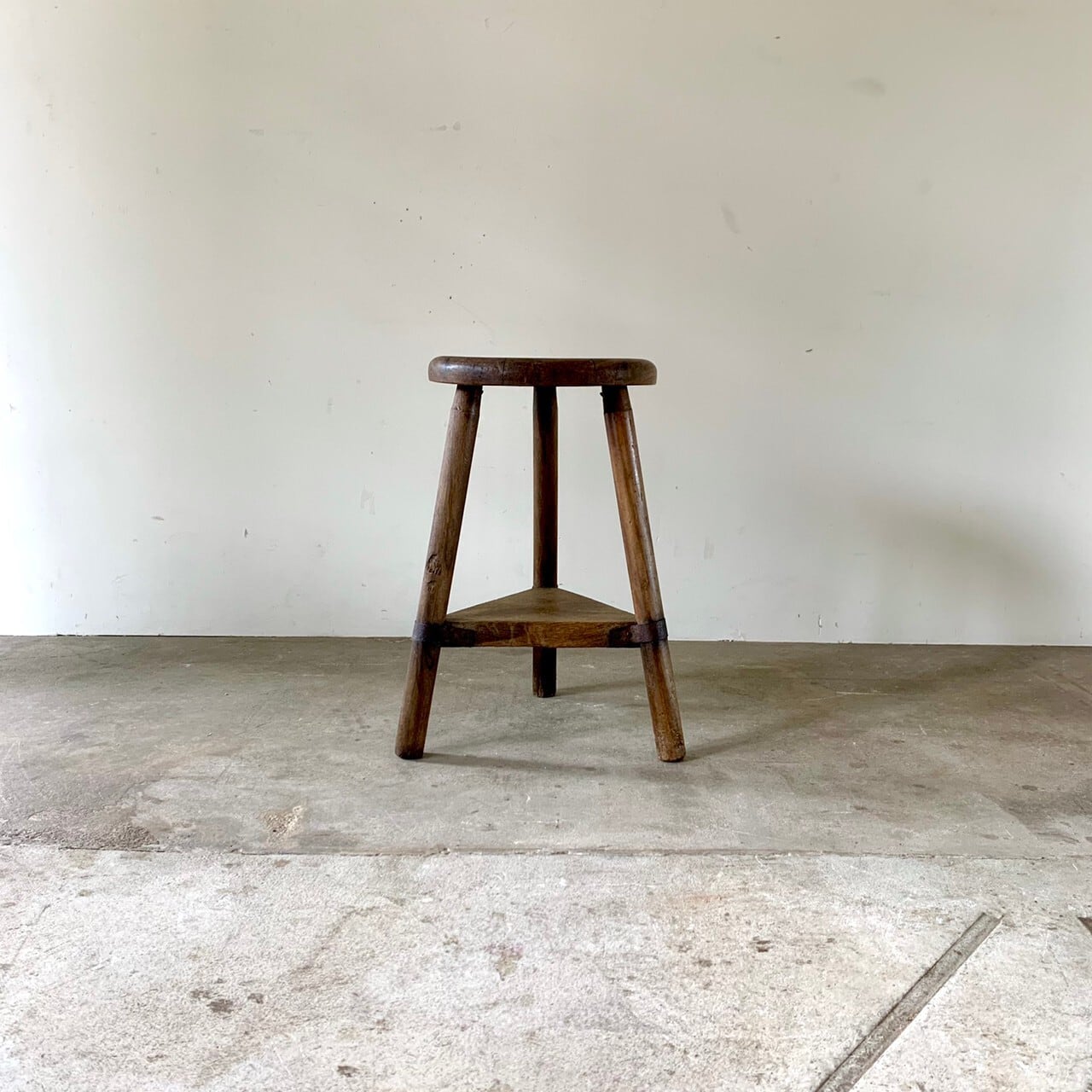 557　丸椅子　三本脚のスツール　古家具