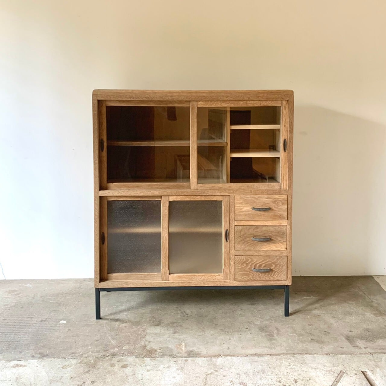 鉄脚のキャビネット　食器棚　古家具　0538