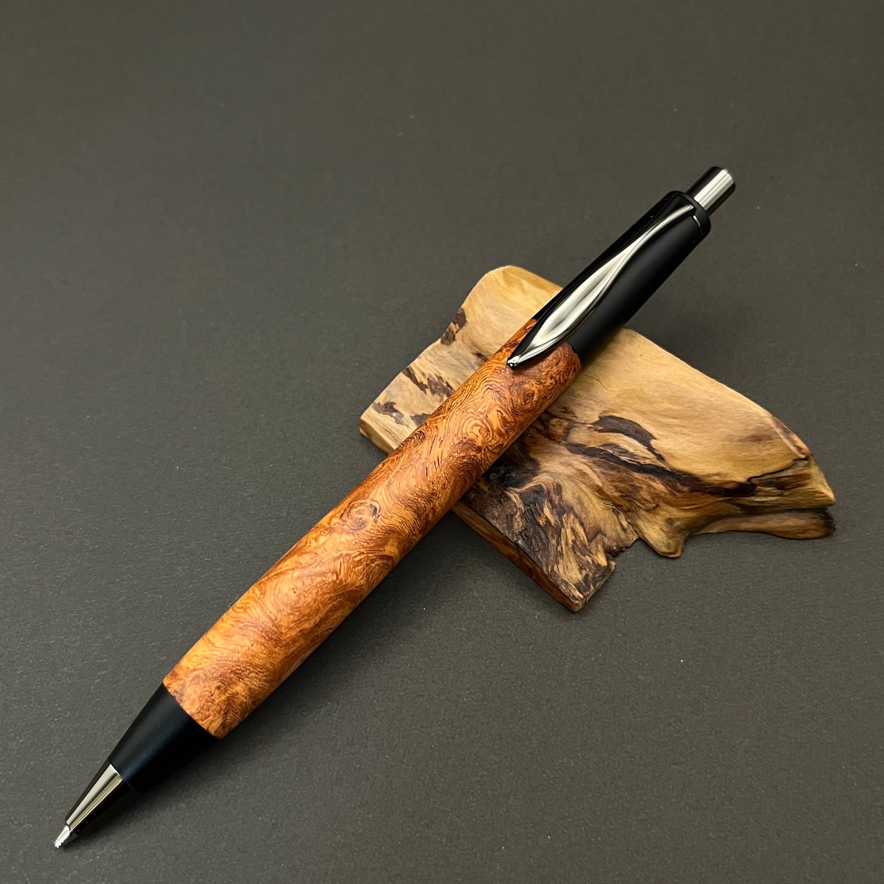 吉野杉　ハンドメイド　木軸ボールペン　G2　天然木　ブラック やまだ工房木軸ボールペン G2規格 吉野杉軸 吉野杉瘤杢手作り