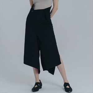 【送料無料】 ガウチョパンツ スカート風 デザイン ハイウェスト ひざ下丈 無地 エレガント系 きれいめ 大人可愛い こなれ感 コンサバ系 スリット入り 夏 体系カバー  30代 40代 レディースファッション 可愛い お出かけ 女子会 デイリーユース お茶会 お呼ばれ
