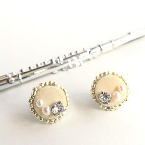 フルートのキーパッドのビジューピアス (CHP : S) F-006  Flute key pads pierced earrings with pearls and Swarovski (S)