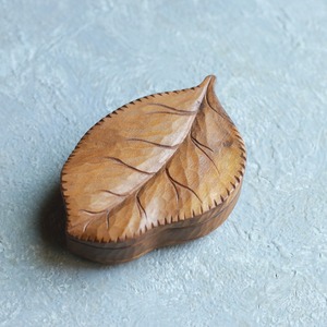木の温もりを感じる、葉っぱの小物入れ｜木彫り 葉っぱモチーフ 小物入れ ヴィンテージ