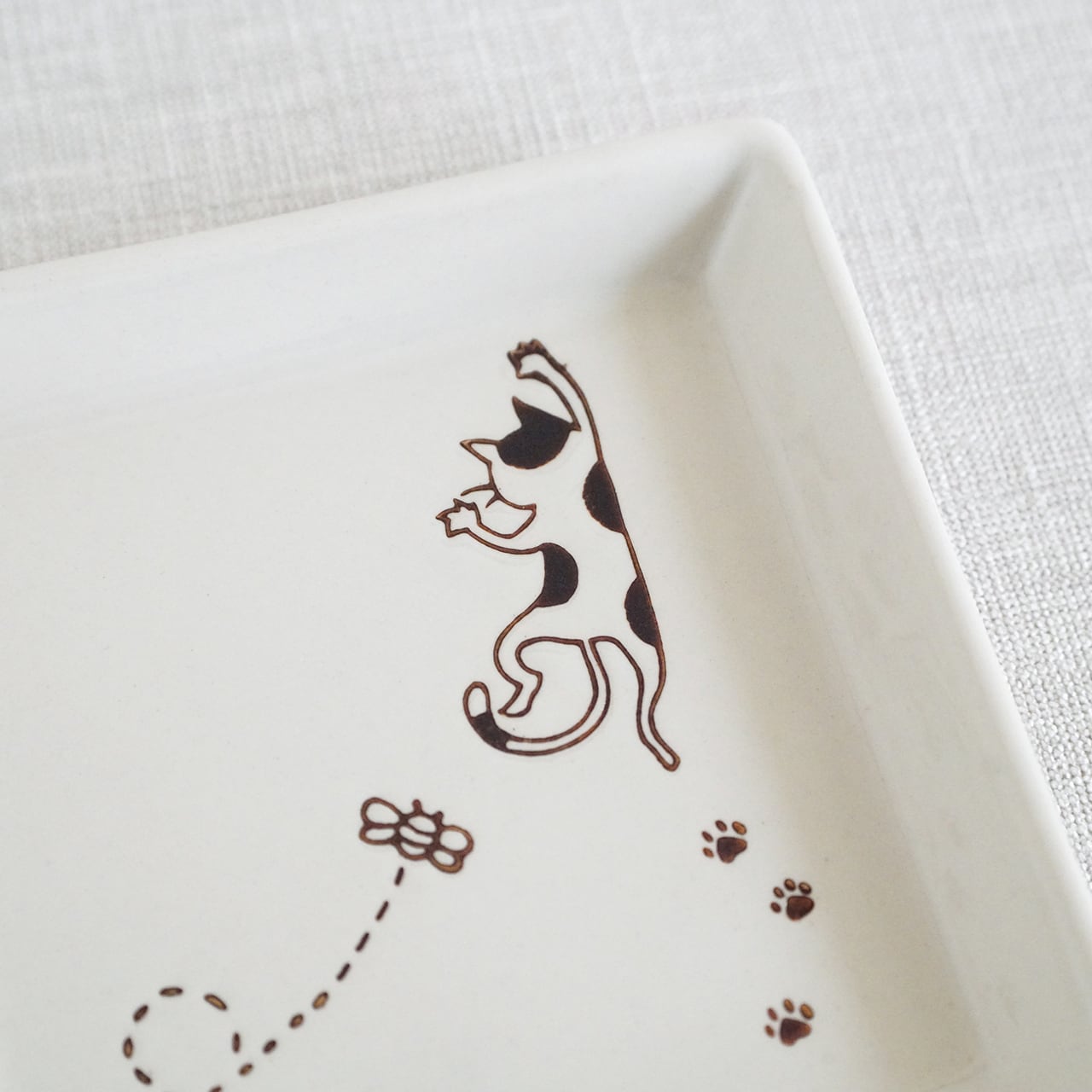 ぶらさがり猫 正角皿（クロ・ミケ・トラ） | 菊祥陶器／工房祥sho