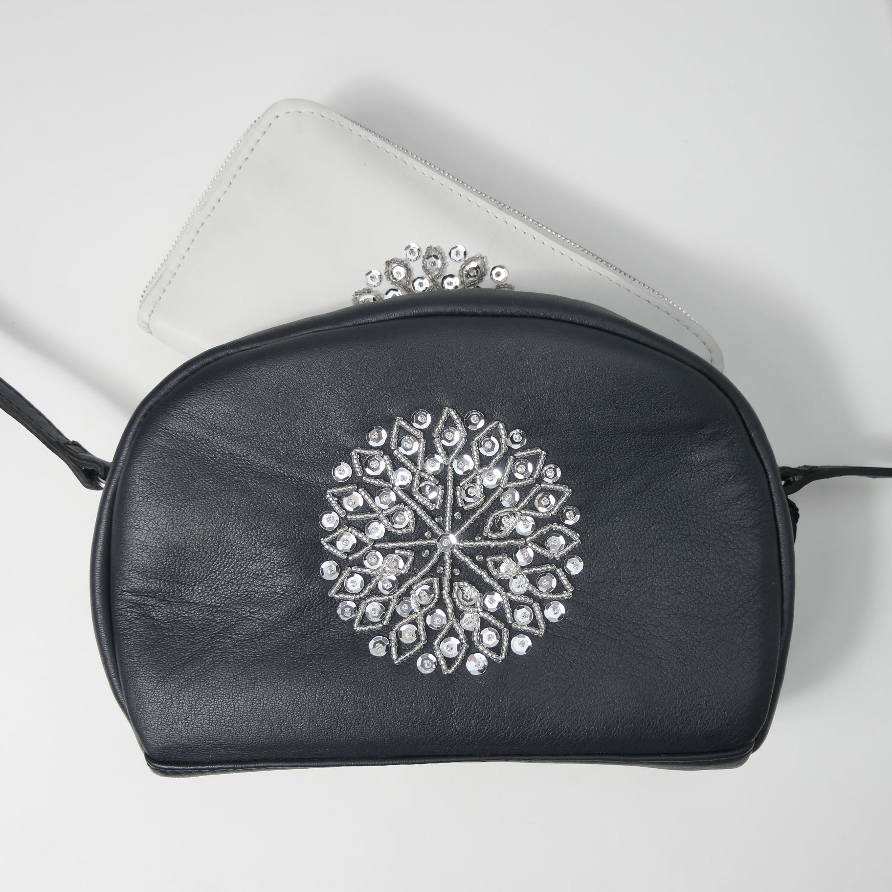 ブラック レザー ショルダー バッグ（スパンコール&ビーズ刺しゅう