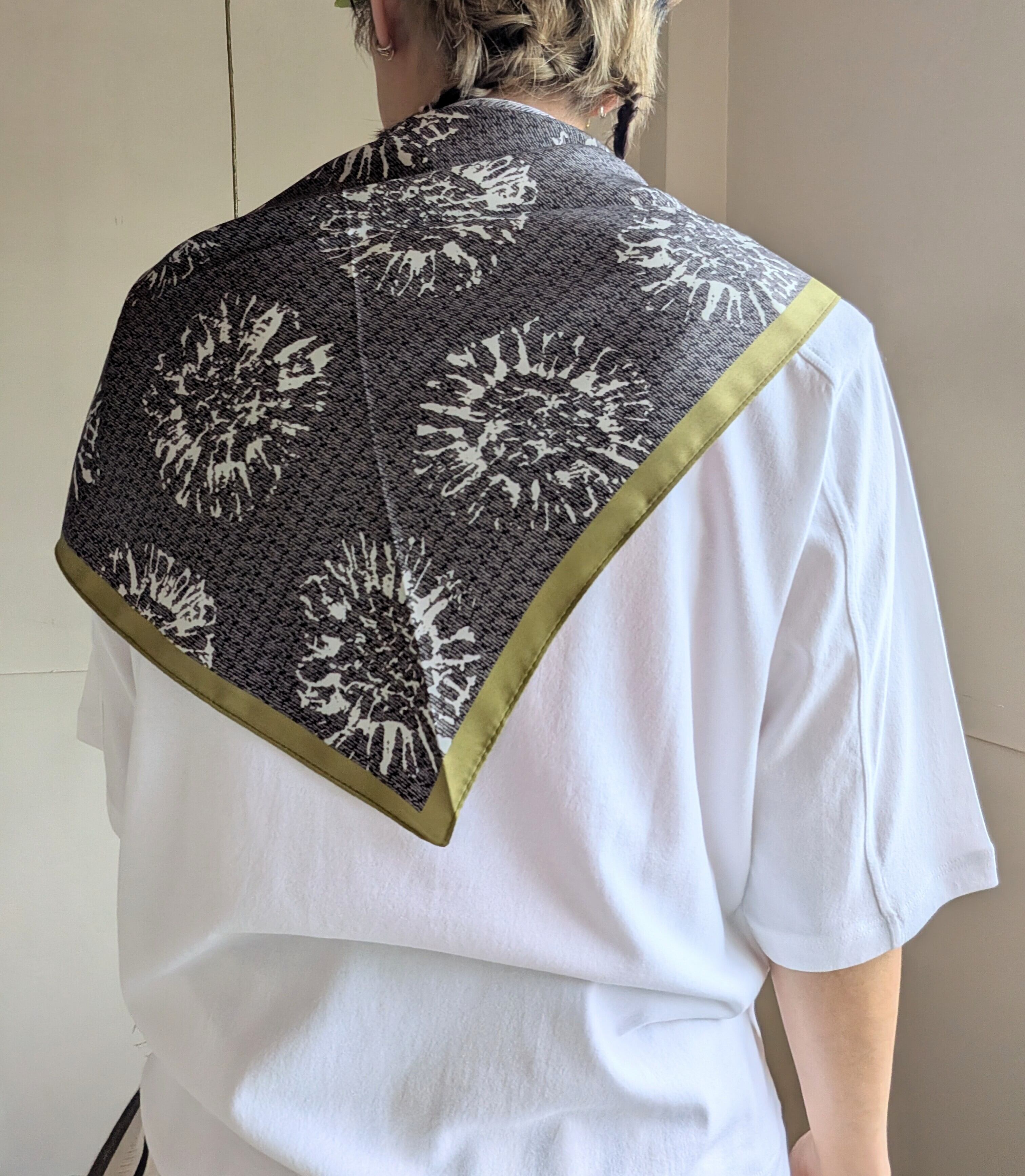 三角形シルクタッチスカーフ / 花火・絞り染め柄 | 服と雑貨ume 大阪市