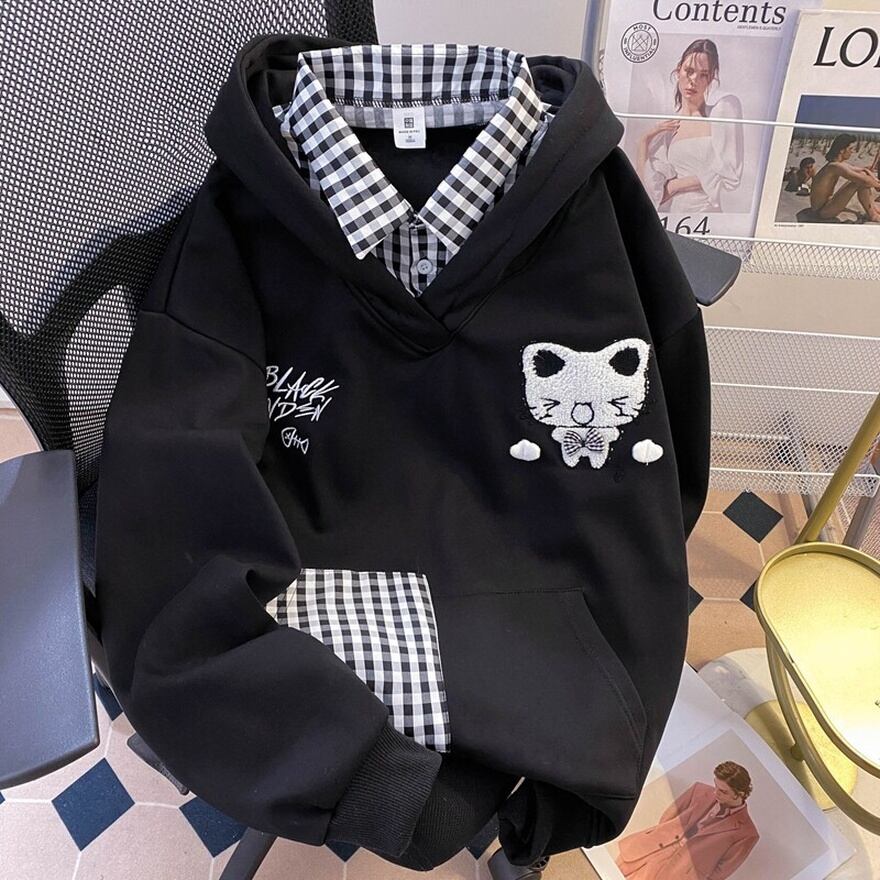 チェックに隠れた甘い反抗 猫刺繍フェイクレイヤードのサブカル系猫耳パーカー