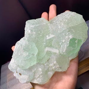 5.グリーンフローライト原石に住み着いているフローライトハリネズミさん