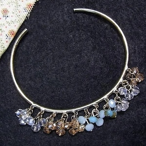 ガラスビーズがジャラジャラ下がるカフブレスレット　 bracelet for sale　11865BR