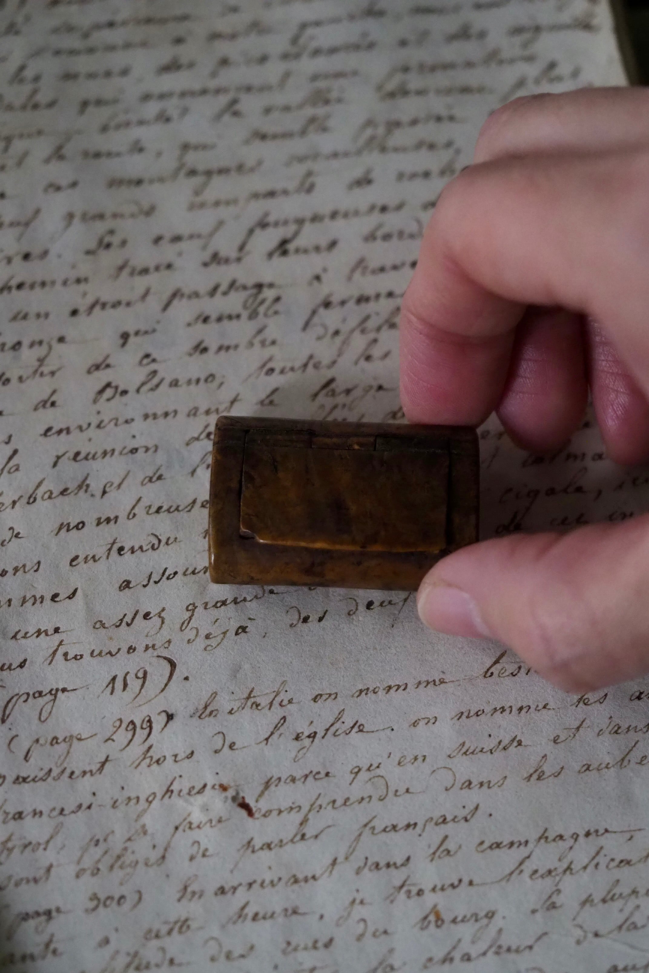 杢目美しい嗅ぎタバコケース-antique walnut snuff case